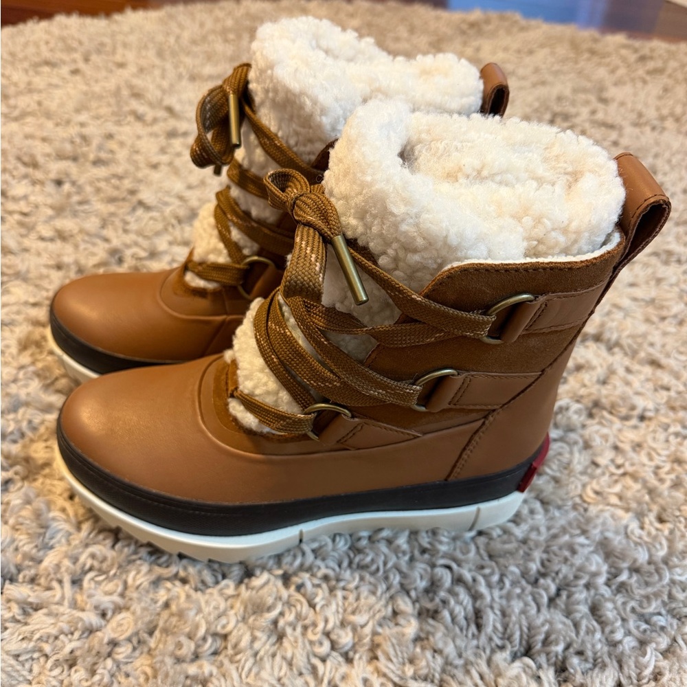 Brand new, never worn Sorel winter boots. Waterproof. Thermal & warm! Women 6.5